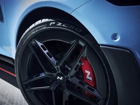 חישוקי “20 עטופים צמיגי פירלי P זירו, מסתירים דיסק קדמי 400 מ“מ עם קליפר 4 בוכנות