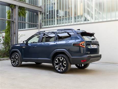 מבוסס על פלטפורמת הדאסטר החדש, אבל גדול ממנו