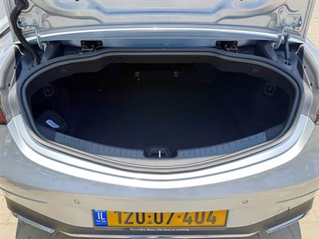 תא מטען בנפח 385 ליטר צנועים, שמצטמצמים ל-295 ליטר כשהגג מקופל