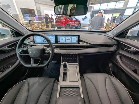 שתי רמות גימור, כשה“נובל“ הבנזינית מתמקמת ביניהן מבחינת אבזור, אבל זולה יותר כמובן