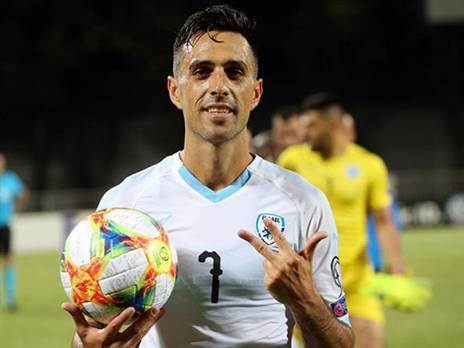 במדי הנבחרת. “זה כולה פאקינג חדר“ (אלן שיבר)