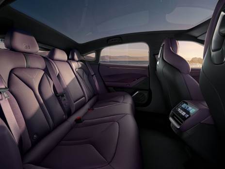 כמו בטסלה. ליושבים מאחור מסך “8 לשליטה בבקרת האקלים ומערכת הבידור