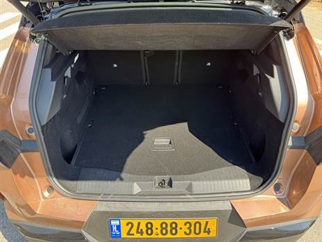 תא מטען נדיב בנפח 550 ליטר, ויש גם גלגל ספייר מתחת לרצפה