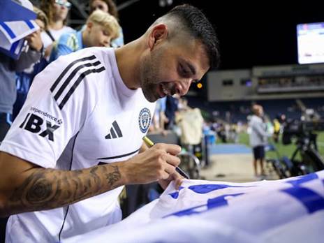 תאי בריבו חותם על דגל ישראל לפני המשחק. החלוץ ממשיך לתת בראש (GETTY)