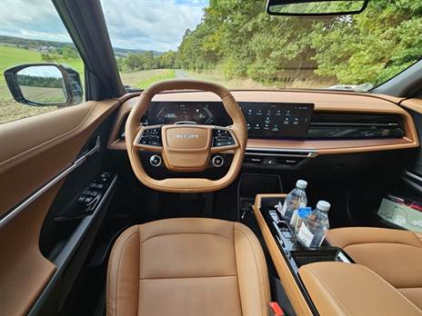 מבוסס על הטורס ובהתאם תא הנוסעים זהה ואיכותי מאוד, בטח ביחס לטנדרים רגילים