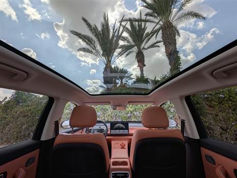 גג פנורמי ענק שנותן תחושה אוורירית. אבל מזל שיש וילון הצללה, כי הוא לא ממש מבודד חום