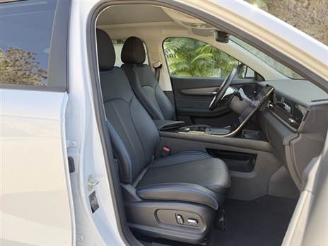 תנוחת ישיבה גבוה ושדה ראייה טוב