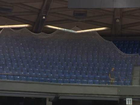 בשער 11, בו ישבו אוהדי מכבי ת“א, נפרסה רשת