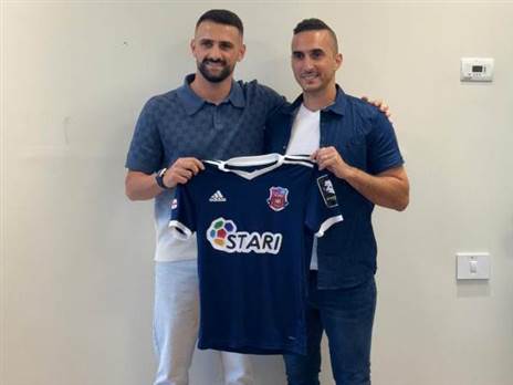 במעמד החתימה עם סוכנו אריאל בוזורגי