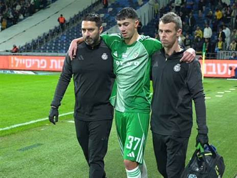 אלעד אמיר יורד מכר הדשא. זה נראה לא טוב