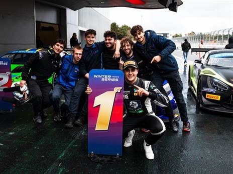 במרוץ השלישי, נגיעה קטנה במרצדס של אלבג ותאונה שגם לוי לא הצליח להימנע לגמרי ממנה