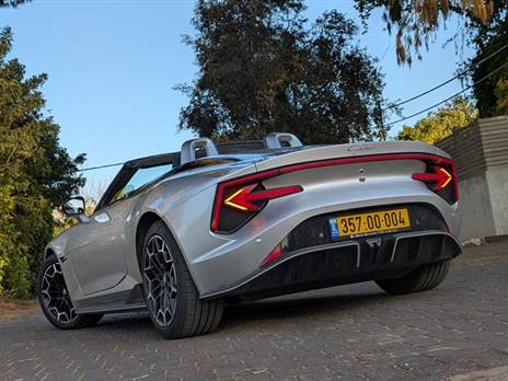 לא ספורטיבית כמו העיצוב, אבל מספקת שפע של חווית נהיגה מסוג אחר