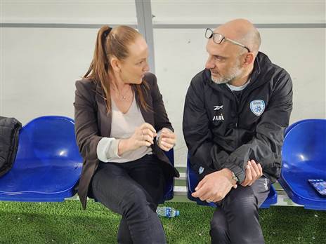 אנטמן לצד שלומי בברזל, ראש מערך ההסברה של ההתאחדות לכדורגל