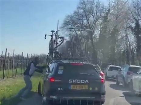 צפו: אוהדים שיכורים תקפו רכב קבוצה במרוץ