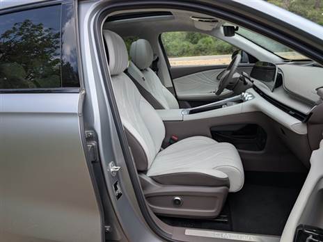 מושבים נוקשים יחסית, אך נוחים. היינו רוצים עוד קצת תמיכה צידית ושיפור תנוחת הנהיגה