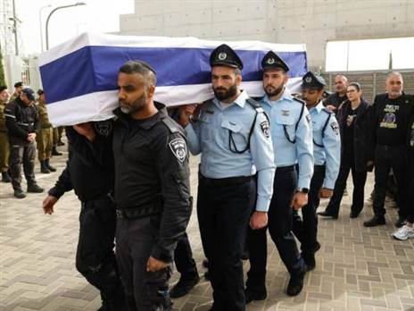 ארונוב סוחב את ארונו של רן גואילי ז“ל (צילום: פרטי)