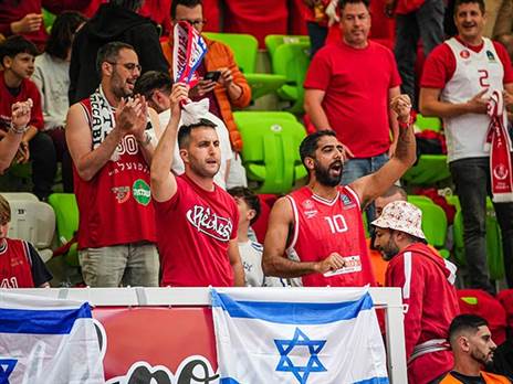 נשארה עם הקהל הרציונלי. אוהדי הפועל אמש בבוטבגראד (Photo by Yulian Todorov/Euroleague Basketball via Getty Images)