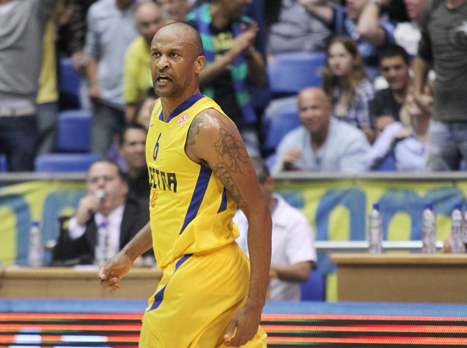 ממשיך גם בעונה הבאה. דווין סמית (אלן שיבר)