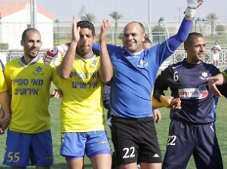 עם רגל וחצי במשחק העלייה. שחקני יבנה חוגגים (באדיבות דאבל פס)