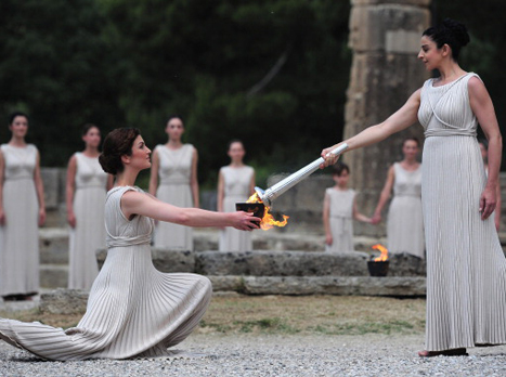מסורת, ריגוש, היסטוריה. הלפיד האולימפי היום ביוון (gettyimages)