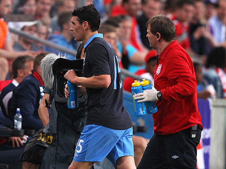 גארת' בארי יורד מהמגרש מול נורבגיה. אכזבה גדולה (GETTYIMAGES)