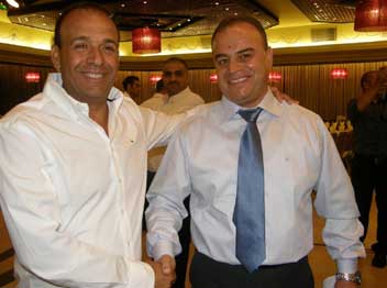 חילו, מימין, בימים שמחים יותר