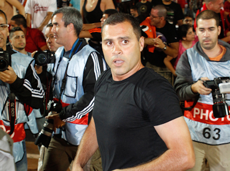 טל בנין, בעין הסערה (אריאל נובק)