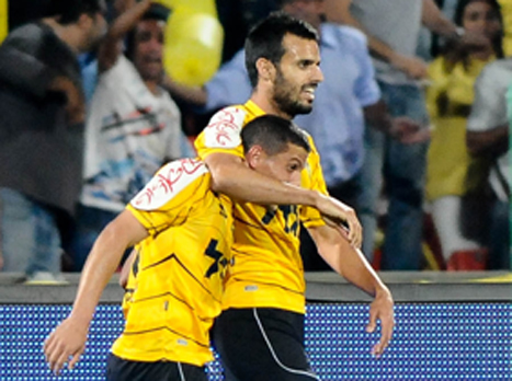 בדרך לצרפת. מוגרבי לצידו של ניר נחום (ניר בוקסנבאום)