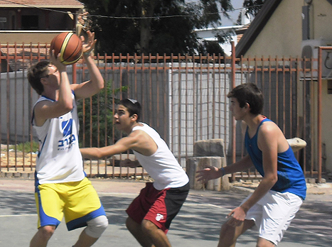 טורניר הסטריטבול בתיכון אדר. זוכרים את חללי מינכן (באדיבות חנן בן ארי)