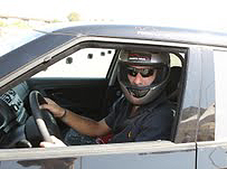 ואם כולנו היינו נראים כך בכביש? אלי אילדיס מדגים נהיגה בטוחה (באדיבות פורמולה ישראל)