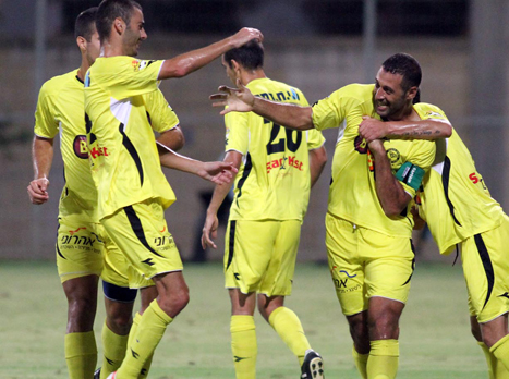 הפיתות יעזרו להם לחייך? שחקני נתניה (אנג'ו ג'וש ג'וני)