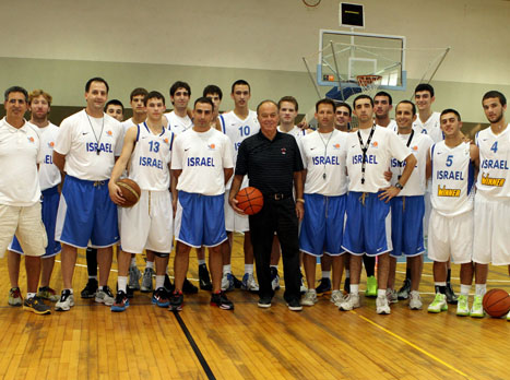 תומך בדור הצעיר. כץ והאקדמיה (צילום: איגוד הכדורסל)