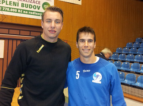 סמולר ופיליפ ייחה. מי יצחק אחרון? (צילום: אלון סגל, איגוד הכדוריד)