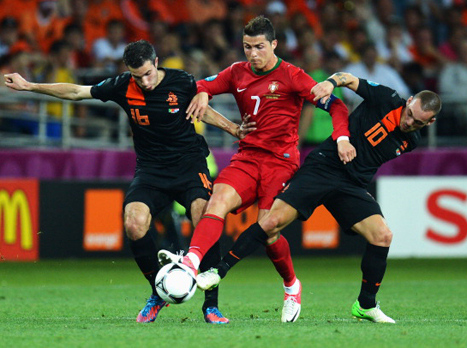 כריסטיאנו בין סניידר לוואן פרסי. מעבים את מרכז המגרש, מסתפקים בחלוץ אחד (GETTYIMAGES)