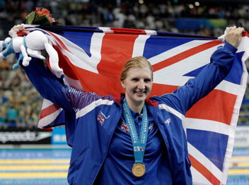 תולה את בגד הים. רבקה אדלינגטון (gettyimages)