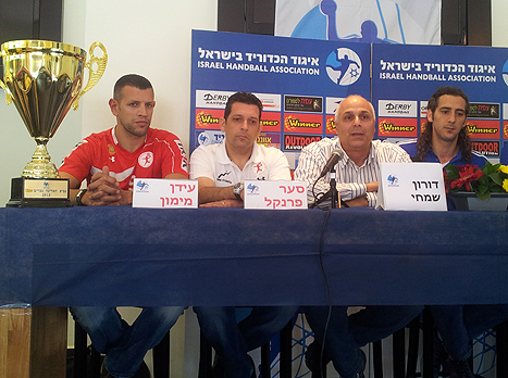 כולם בעקבות אחד