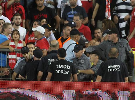 בגלל מוט של דגל? עימות ביציע אוהדי הפועל (יוסי שקל)