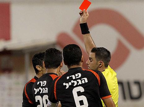 אצבע מאשימה כלפי השופט. בני יהודה בצרות