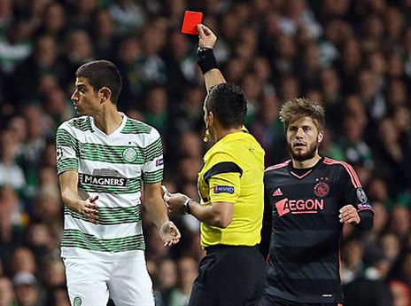 ביטון סופג אדום. יראה את הצ'מפיונס מהיציע