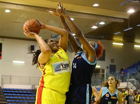 שולטת מתחת לסלים. אדאמס מול ולנטיין (עודד קרני)