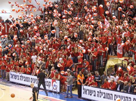 דרבי אדום, ביציעים ועל המגרש (אלן שיבר)