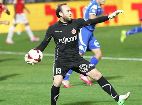 ספג שלישייה מ-3 בעיטות למסגרת. עמוס