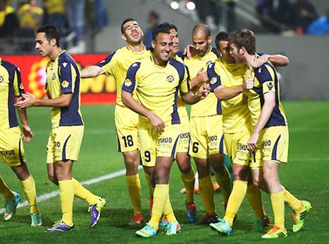 מלך האריות. החברים מחבקים את ייני