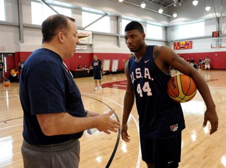 סמארט מקשיב לתדרוך של תום ת'יבודו במהלך אימוני נבחרת ארה"ב בקיץ האחרון (gettyimages)