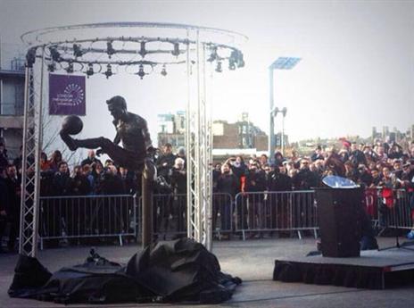 יודעים לעשות כבוד. הפסל של ברגקאמפ