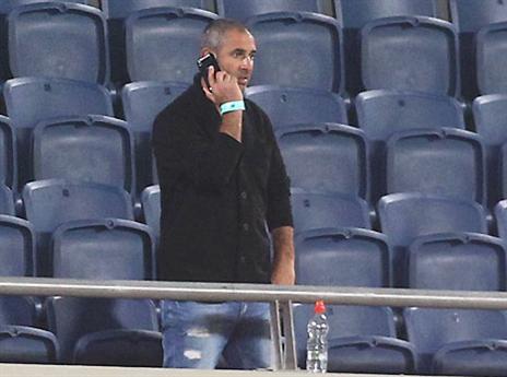 שאבו מעביר הוראות בפלאפון (אלן שיבר)