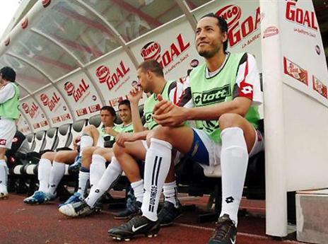 לפעמים הוא גם ישב על הספסל