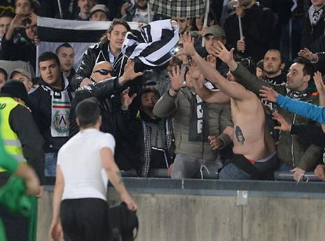 וזרק את החולצה לאוהדים. זה בסדר, לאודינזה דווקא יש כסף (gettyimages)