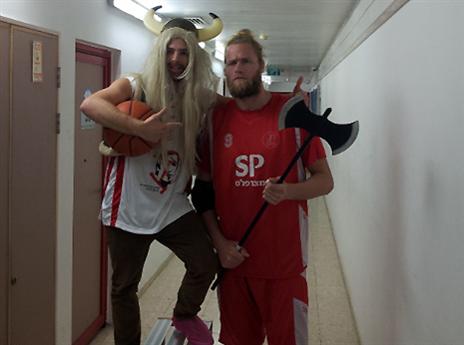 שולדברנד ואוהד שהתחפש אליו (רועי גלדסטון)