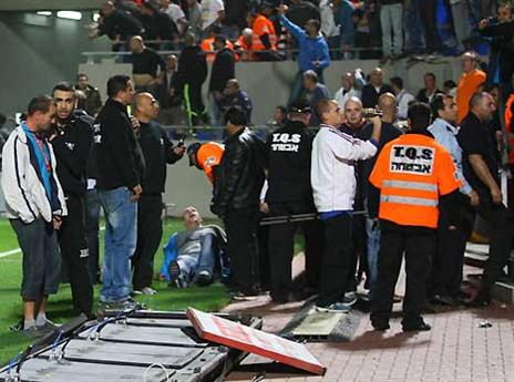 חלק מאוהדי מכבי לא הצליחו לעצור את עצמם